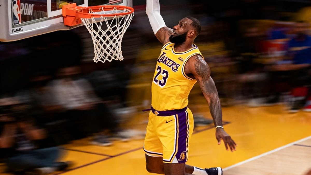 NBA湖人队詹姆斯快攻暴扣单球回放，慢镜头展示爆发力